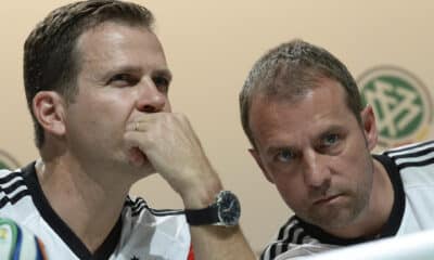 Foto de archivo del director técnico de la selección alemana Oliver Bierhoff (izq.) y de Hansi Flick, entonces entrenador asistente, durante el Mundial de Brasil 2014. EFE/EPA/Andreas Gebert