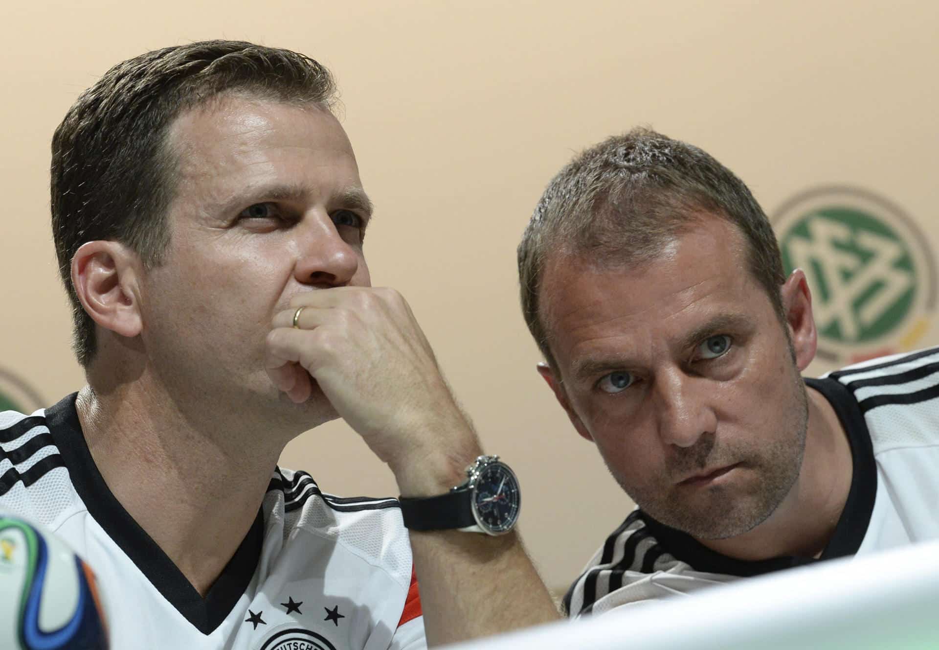 Foto de archivo del director técnico de la selección alemana Oliver Bierhoff (izq.) y de Hansi Flick, entonces entrenador asistente, durante el Mundial de Brasil 2014. EFE/EPA/Andreas Gebert