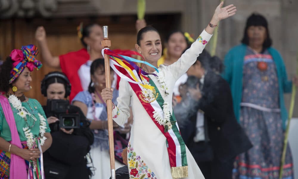 La presidenta de México, Claudia Sheinbaum, participa en la ceremonia de entrega del Bastón de Mando por parte de los representantes de los pueblos indígenas, este martes en Ciudad de México (México). EFE/ Isaac Esquivel