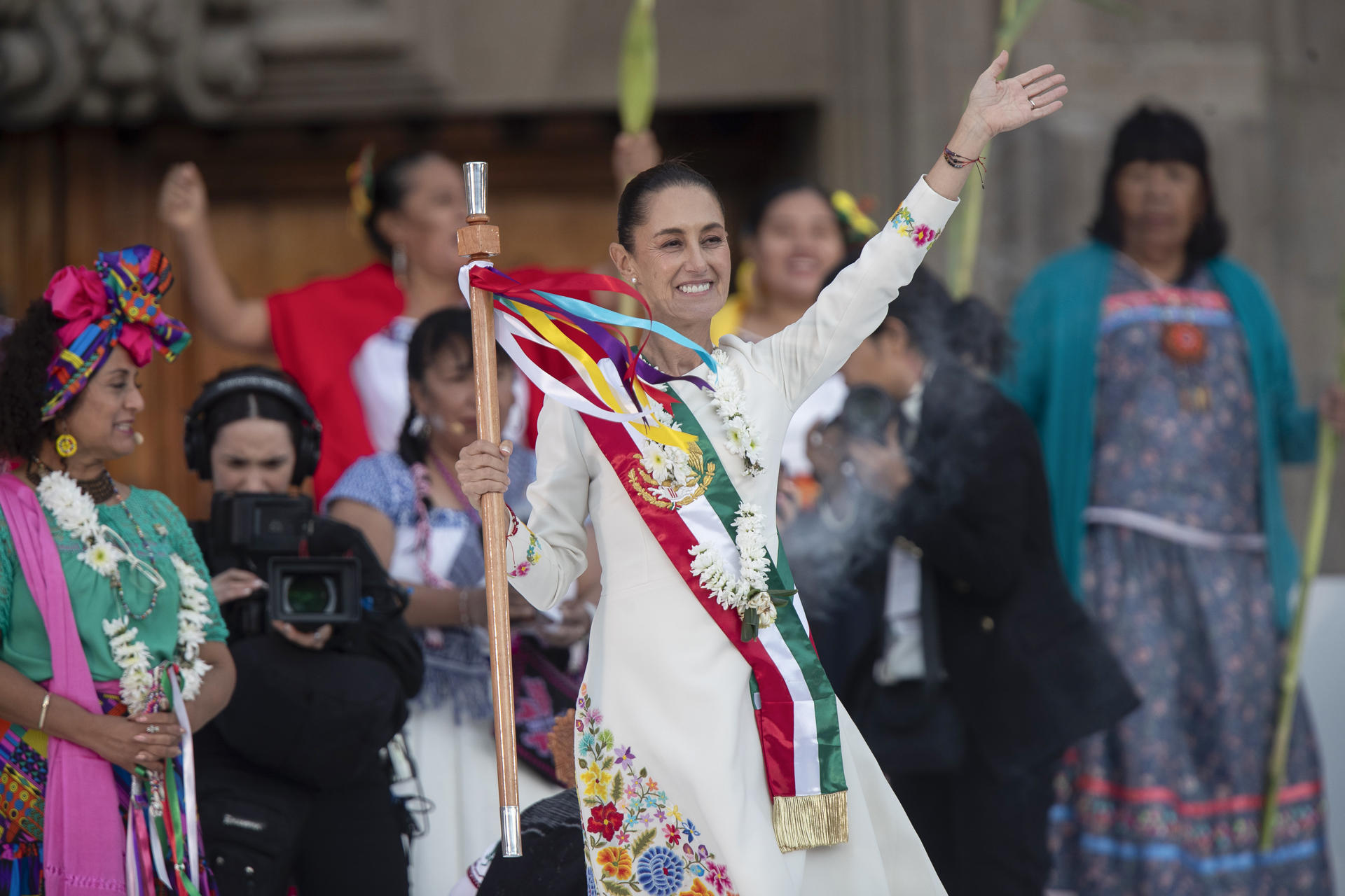 La presidenta de México, Claudia Sheinbaum, participa en la ceremonia de entrega del Bastón de Mando por parte de los representantes de los pueblos indígenas, este martes en Ciudad de México (México). EFE/ Isaac Esquivel