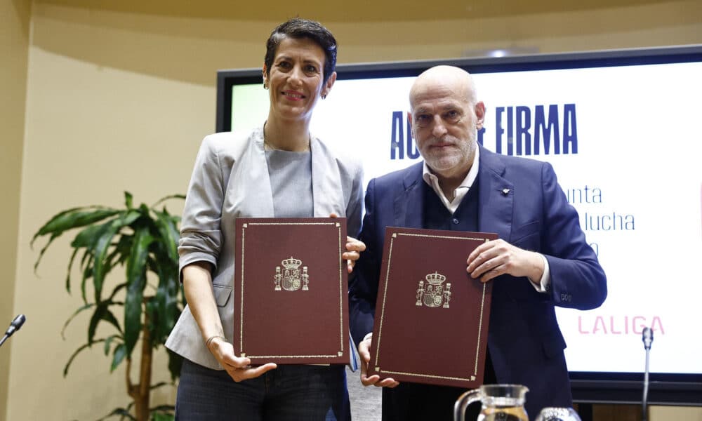 El presidente de LaLiga, Javier Tebas (d), durante el acto en el que firmó con la ministra de Inclusión Seguridad Social y Migraciones, Elma Saiz (i), un convenio de colaboración en materia de prevención y lucha contra los discursos de odio en el deporte. EFE/ Rodrigo Jiménez