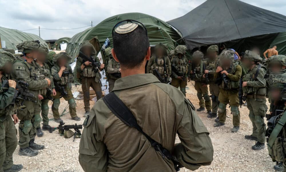 El Ejército de Israel informó este martes de que la División acorazada 146 comenzó ayer a realizar "actividades operativas limitadas, localizadas y específicas" en el suroeste del Líbano, sumándose a otras tres divisiones que ya habían sido convocadas tras la invasión terrestre hace ocho días. EFE/Ejército de Israel SOLO USO EDITORIAL/SOLO DISPONIBLE PARA ILUSTRAR LA NOTICIA QUE ACOMPAÑA (CRÉDITO OBLIGATORIO)