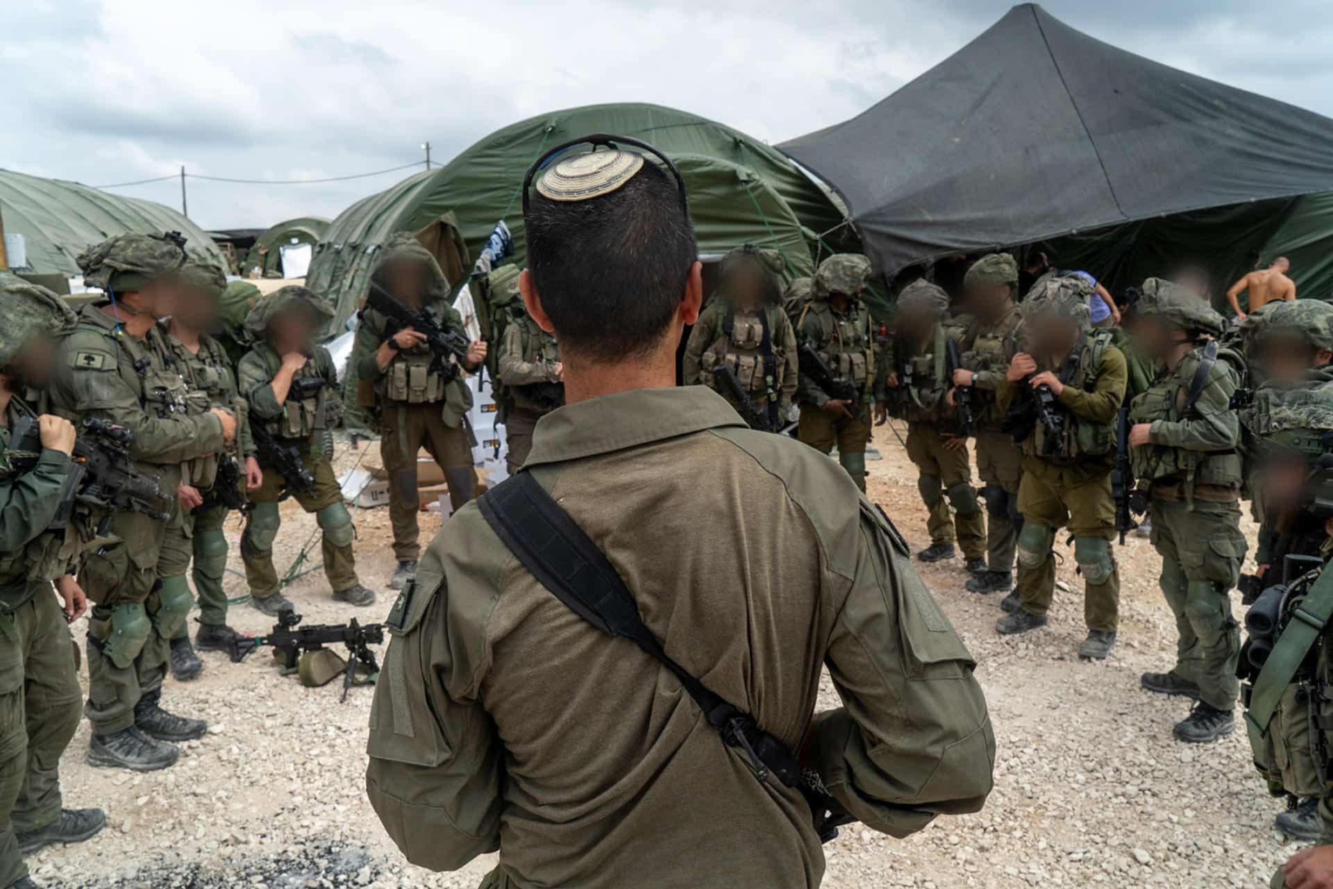 El Ejército de Israel informó este martes de que la División acorazada 146 comenzó ayer a realizar "actividades operativas limitadas, localizadas y específicas" en el suroeste del Líbano, sumándose a otras tres divisiones que ya habían sido convocadas tras la invasión terrestre hace ocho días. EFE/Ejército de Israel SOLO USO EDITORIAL/SOLO DISPONIBLE PARA ILUSTRAR LA NOTICIA QUE ACOMPAÑA (CRÉDITO OBLIGATORIO)