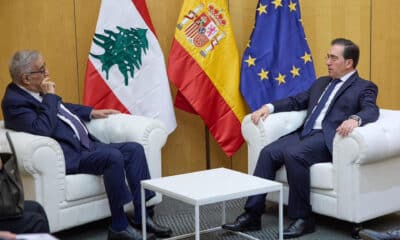 El ministro de Asunto Exteriores español, José Manuel Albares (d), conversa con su homólogo libanés, Abdallah Bou Habib, durante la reunión bilateral que celebraron en el marco del 9º Foro Regional de la Unión por el Mediterráneo que se celebra en Barcelona. EFE/ José Manuel Albares vía X - SOLO USO EDITORIAL/SOLO DISPONIBLE PARA ILUSTRAR LA NOTICIA QUE ACOMPAÑA (CRÉDITO OBLIGATORIO) -