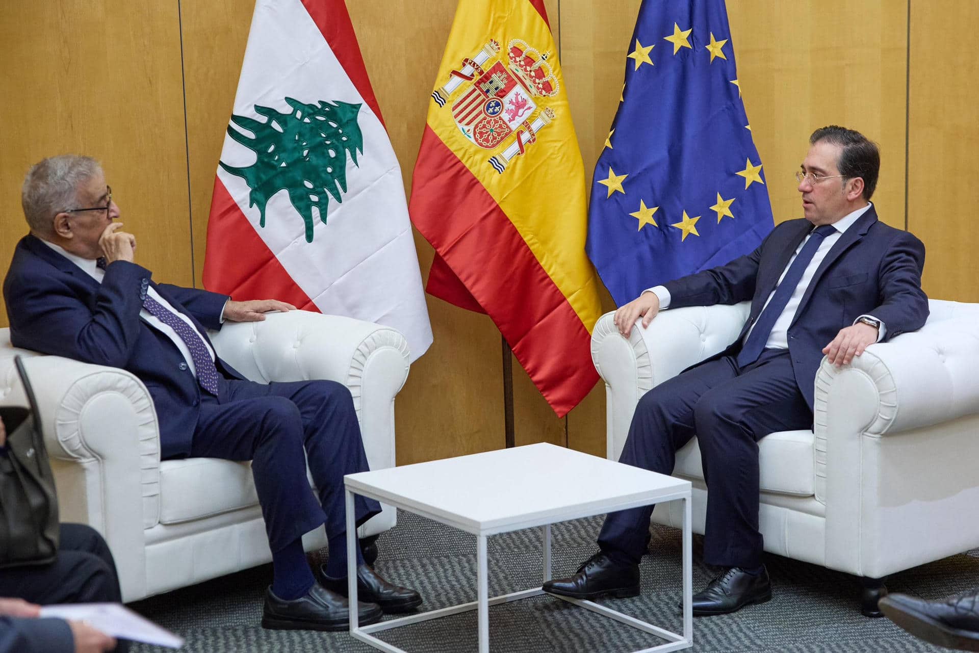 El ministro de Asunto Exteriores español, José Manuel Albares (d), conversa con su homólogo libanés, Abdallah Bou Habib, durante la reunión bilateral que celebraron en el marco del 9º Foro Regional de la Unión por el Mediterráneo que se celebra en Barcelona. EFE/ José Manuel Albares vía X - SOLO USO EDITORIAL/SOLO DISPONIBLE PARA ILUSTRAR LA NOTICIA QUE ACOMPAÑA (CRÉDITO OBLIGATORIO) -