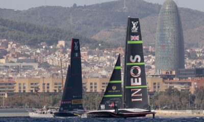 El Prada Luna Rossa Pirelli (ITA) (i), y el Ineos Britannia durante la sexta jornada de la final de la Copa Louis Vuitton celebrada en Barcelona el pasado día 4 de octubre. EFE/ Toni Albir