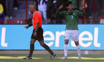 Miguel Terceros (d) de Bolivia celebra su gol en un partido de las eliminatorias sudamericanas para el Mundial de 2026. EFE/ Luis Gandarillas