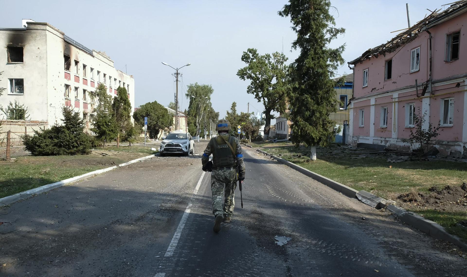 Un militar ucraniano caminando cerca de edificios dañados en el centro de la ciudad de Sudzha, en el territorio controlado por Ucrania de la región rusa de Kursk. EFE/EPA/STRINGER