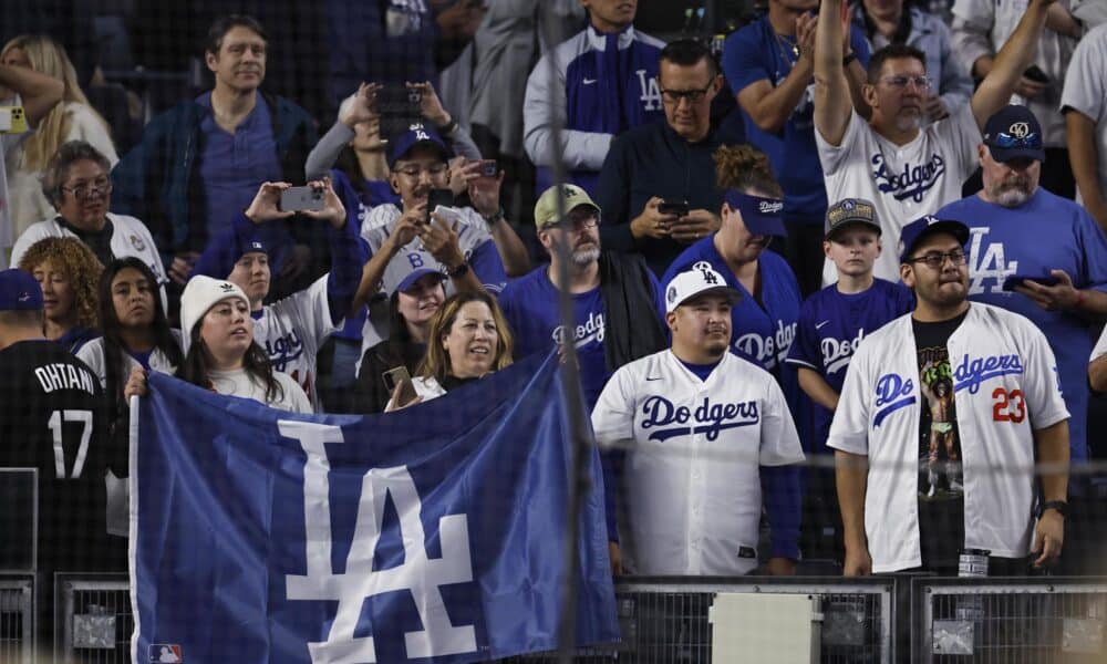 Los aficionados de los Los Angeles Dodgers celebran a los campeones de la Serie Mundial Los Angeles Dodgers tras vencer a los New York Yankees durante el quinto juego para ganar la Serie Mundial de las Grandes Ligas de Béisbol (MLB). EFE/EPA/CJ GUNTHER