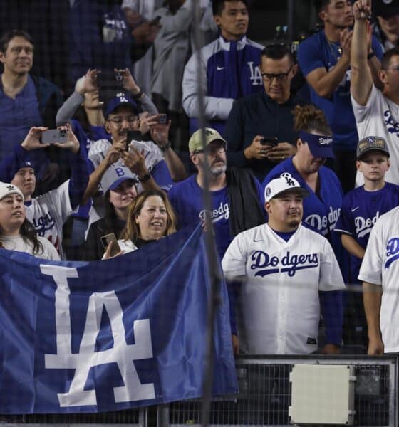 Los aficionados de los Los Angeles Dodgers celebran a los campeones de la Serie Mundial Los Angeles Dodgers tras vencer a los New York Yankees durante el quinto juego para ganar la Serie Mundial de las Grandes Ligas de Béisbol (MLB). EFE/EPA/CJ GUNTHER