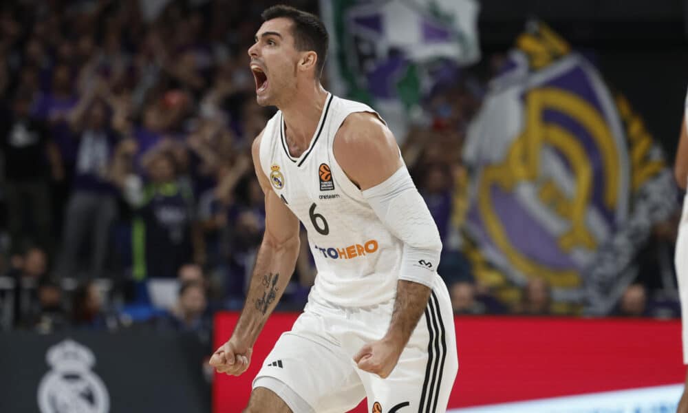 El alero del Real Madrid Alberto Abalde reacciona durante el encuentro correspondiente a la Euroliga entre el Real Madrid y el Panathinaikos en el WiZink Center de Madrid, este jueves. EFE/ Juanjo Martín