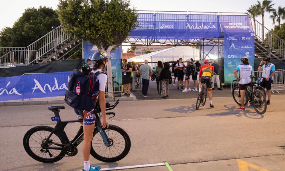 Imagen de participantes en la primera jornada del Mundial de Triatlón, que se disputa en Torremolinos (Málaga), durante la cual fallecieron dos triatletas de la categoría de veteranos, de nacionalidad británica y mexicana. EFE/ Álvaro Cabrera