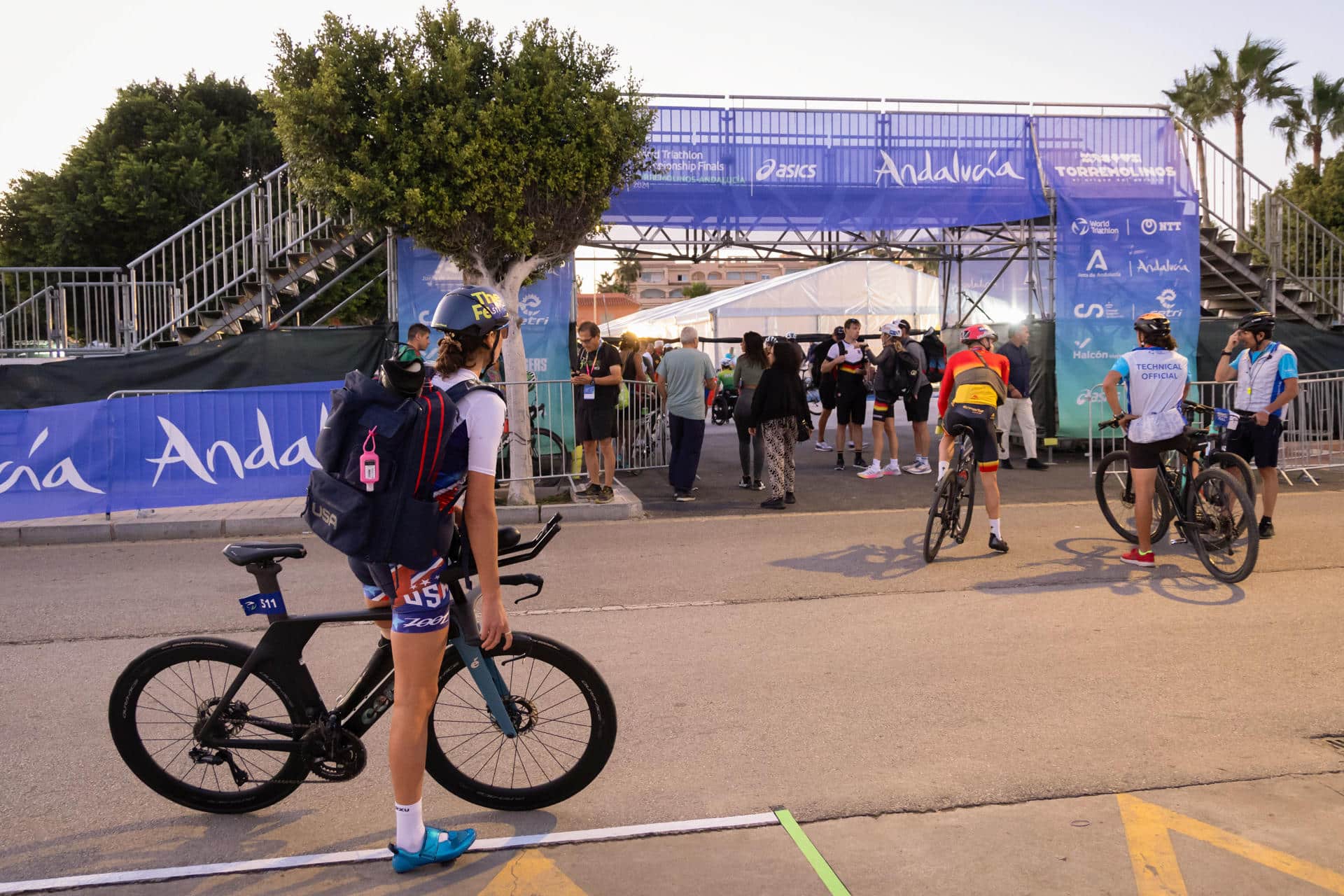 Imagen de participantes en la primera jornada del Mundial de Triatlón, que se disputa en Torremolinos (Málaga), durante la cual fallecieron dos triatletas de la categoría de veteranos, de nacionalidad británica y mexicana. EFE/ Álvaro Cabrera