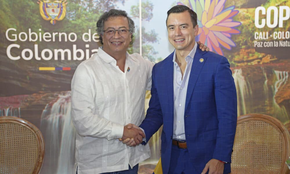 Fotografía cedida del mandatario Gustavo Petro (i) saludando al presidente de Ecuador Daniel Noboa, durante la conferencia de la ONU sobre Biodiversidad Biológica (COP16) este martes en Cali (Colombia). EFE/Presidencia de Colombia