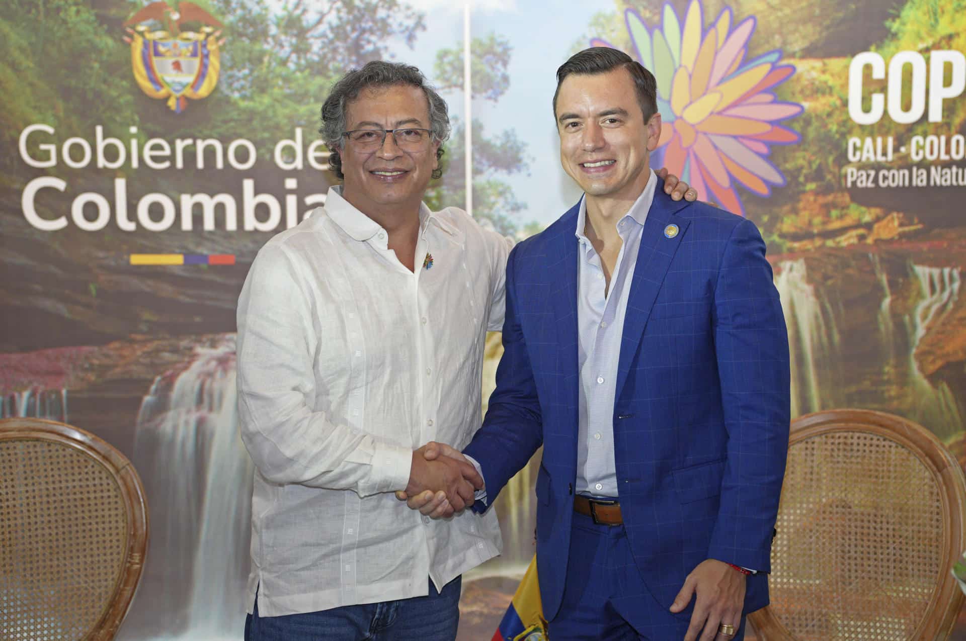 Fotografía cedida del mandatario Gustavo Petro (i) saludando al presidente de Ecuador Daniel Noboa, durante la conferencia de la ONU sobre Biodiversidad Biológica (COP16) este martes en Cali (Colombia). EFE/Presidencia de Colombia