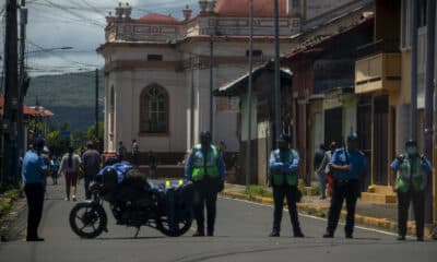 Foto de archivo donde se ve a agentes antidisturbios de la Policía Nacional vigilando la entrada de la iglesia de San Jerónimo en la ciudad de Masaya (Nicaragua). EFE/STR