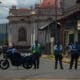 Foto de archivo donde se ve a agentes antidisturbios de la Policía Nacional vigilando la entrada de la iglesia de San Jerónimo en la ciudad de Masaya (Nicaragua). EFE/STR