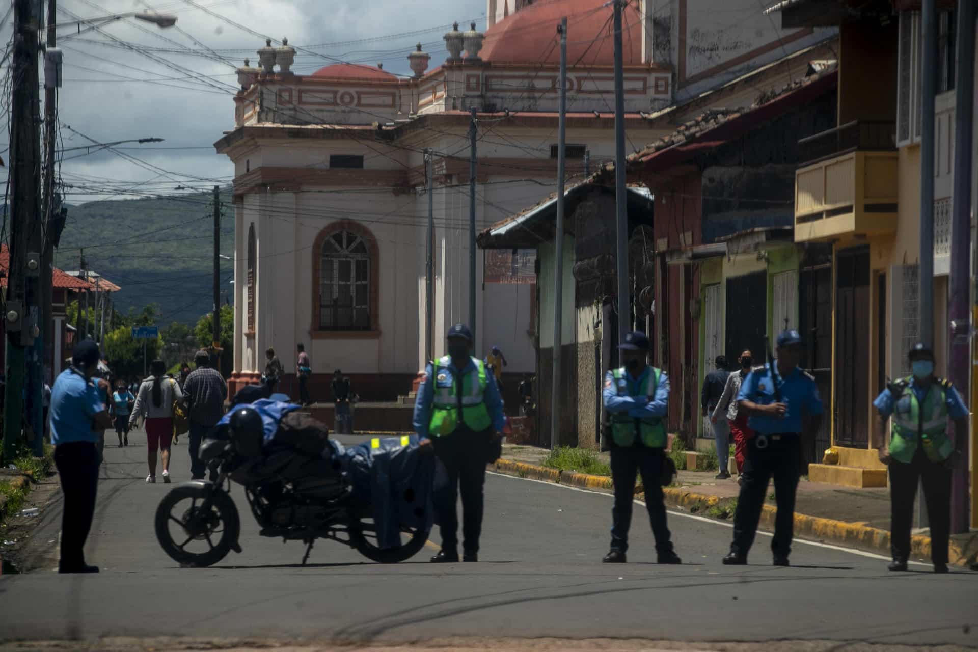 Foto de archivo donde se ve a agentes antidisturbios de la Policía Nacional vigilando la entrada de la iglesia de San Jerónimo en la ciudad de Masaya (Nicaragua). EFE/STR