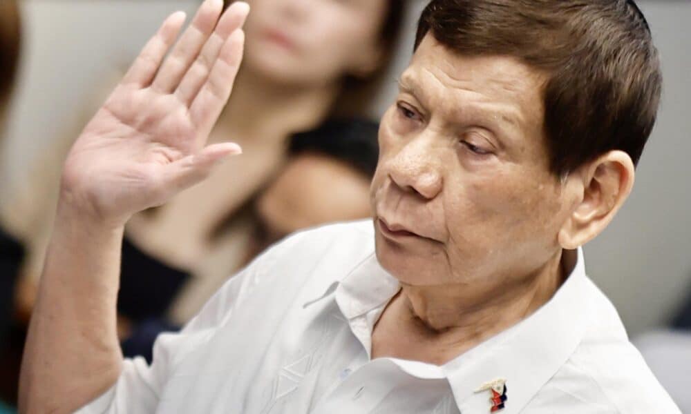 El expresdiente Rodrigo Duterte jura el lunes antes una comisión del Senado en la que testificó sobre la guerra de contra las drogas durante su mandato. EFE/EPA/FRANCIS R. MALASIG