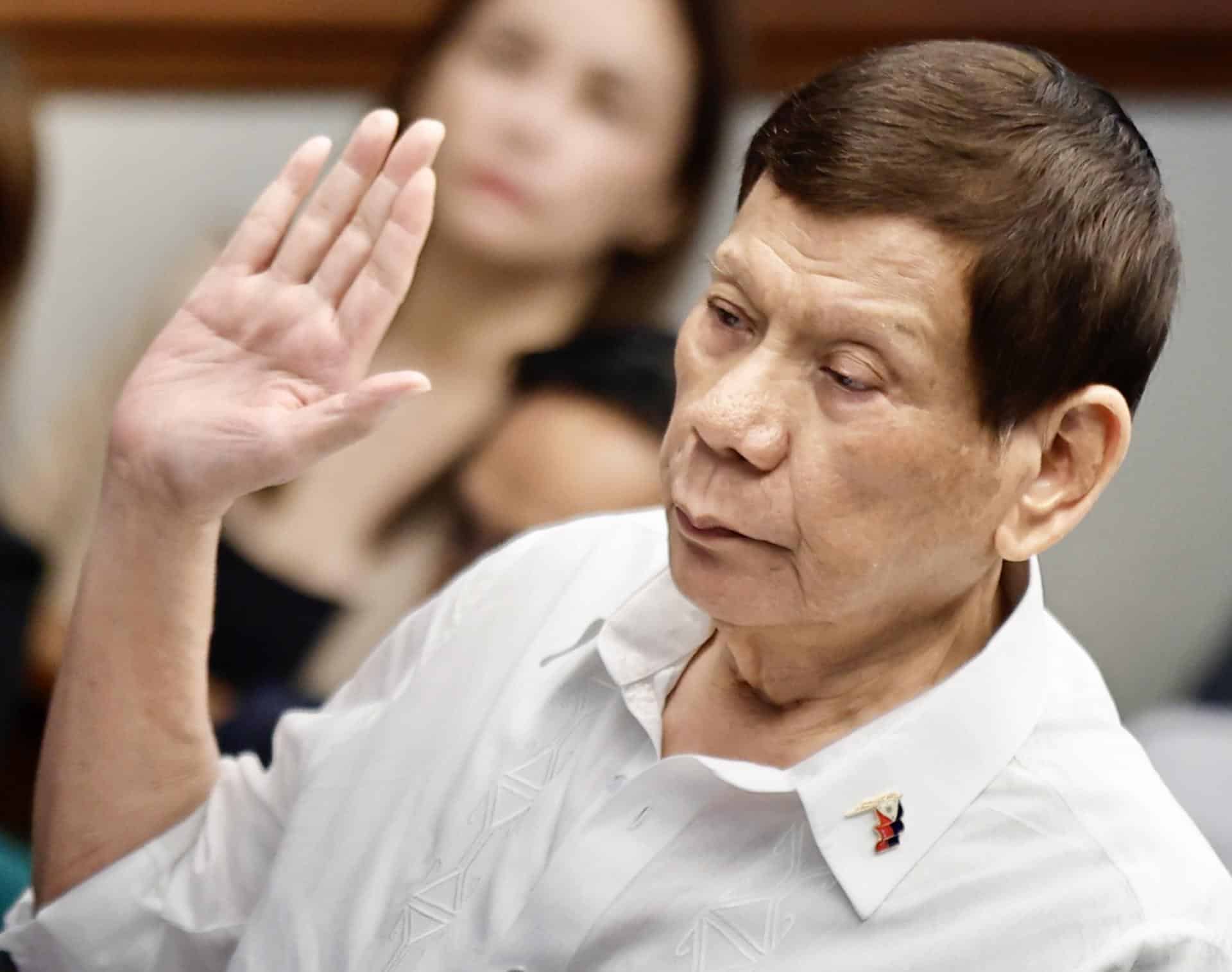 El expresdiente Rodrigo Duterte jura el lunes antes una comisión del Senado en la que testificó sobre la guerra de contra las drogas durante su mandato. EFE/EPA/FRANCIS R. MALASIG