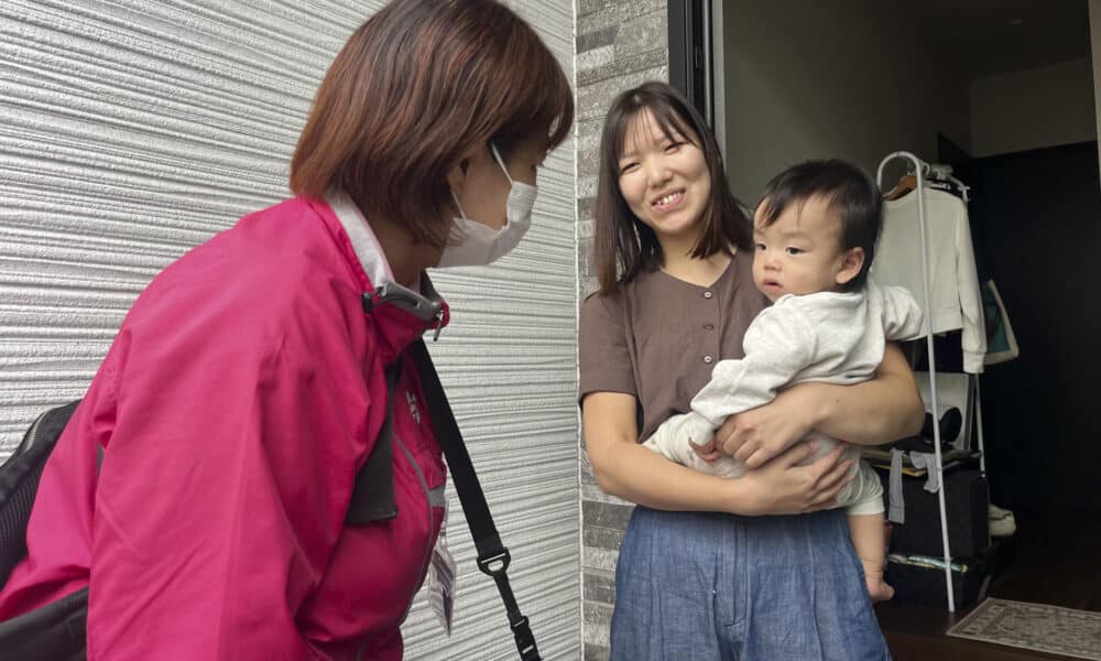 El reparto a domicilio de pañales en Akashi (oeste de Japón) es una de las iniciativas con las que esta ciudad quiere crear "una comunidad basada en los niños" en respuesta a la caída de la natalidad, uno de los desafíos nacionales que serán clave en las elecciones generales de este domingo. EFE/María Carcaboso Abrié