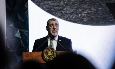 El presidente de Guatemala, Bernardo Arévalo de León habla durante el discurso de inauguración en el Foro de Donantes de Centroamerica este lunes, en Antigua Guatemala (Guatemala). EFE/ Andrea Godínez