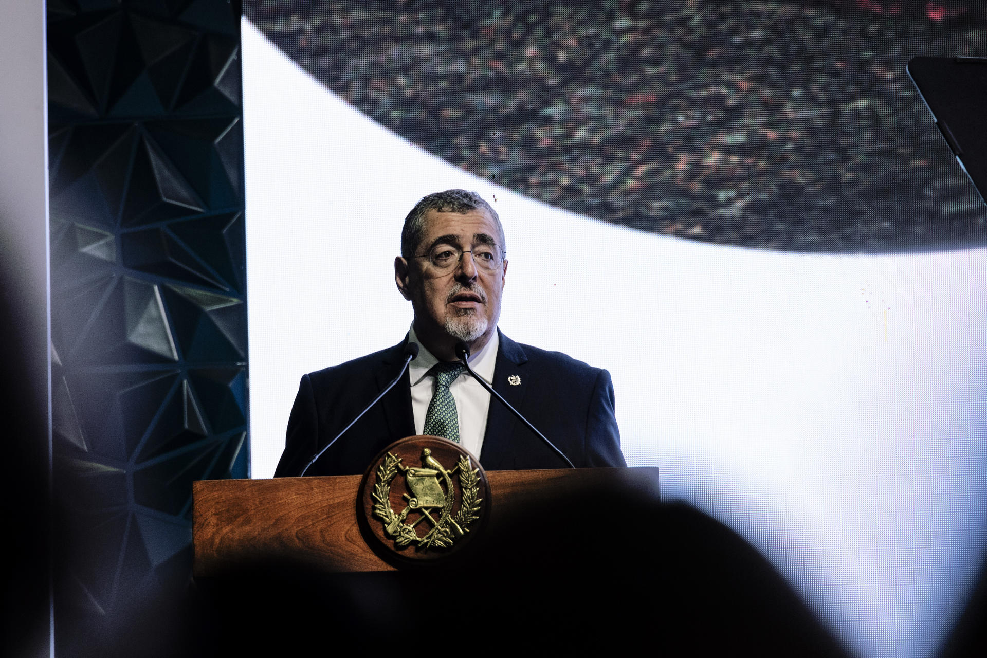 El presidente de Guatemala, Bernardo Arévalo de León habla durante el discurso de inauguración en el Foro de Donantes de Centroamerica este lunes, en Antigua Guatemala (Guatemala). EFE/ Andrea Godínez