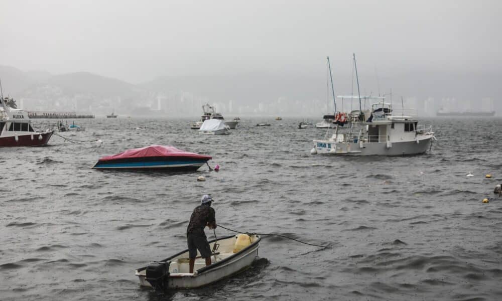 Varios botes y embarcaciones permanecen en el malecón de Acapulco, el cual se encuentra cerrado a la navegación en Acapulco, estado de Guerrero (México). Archivo. EFE/ David Guzmán