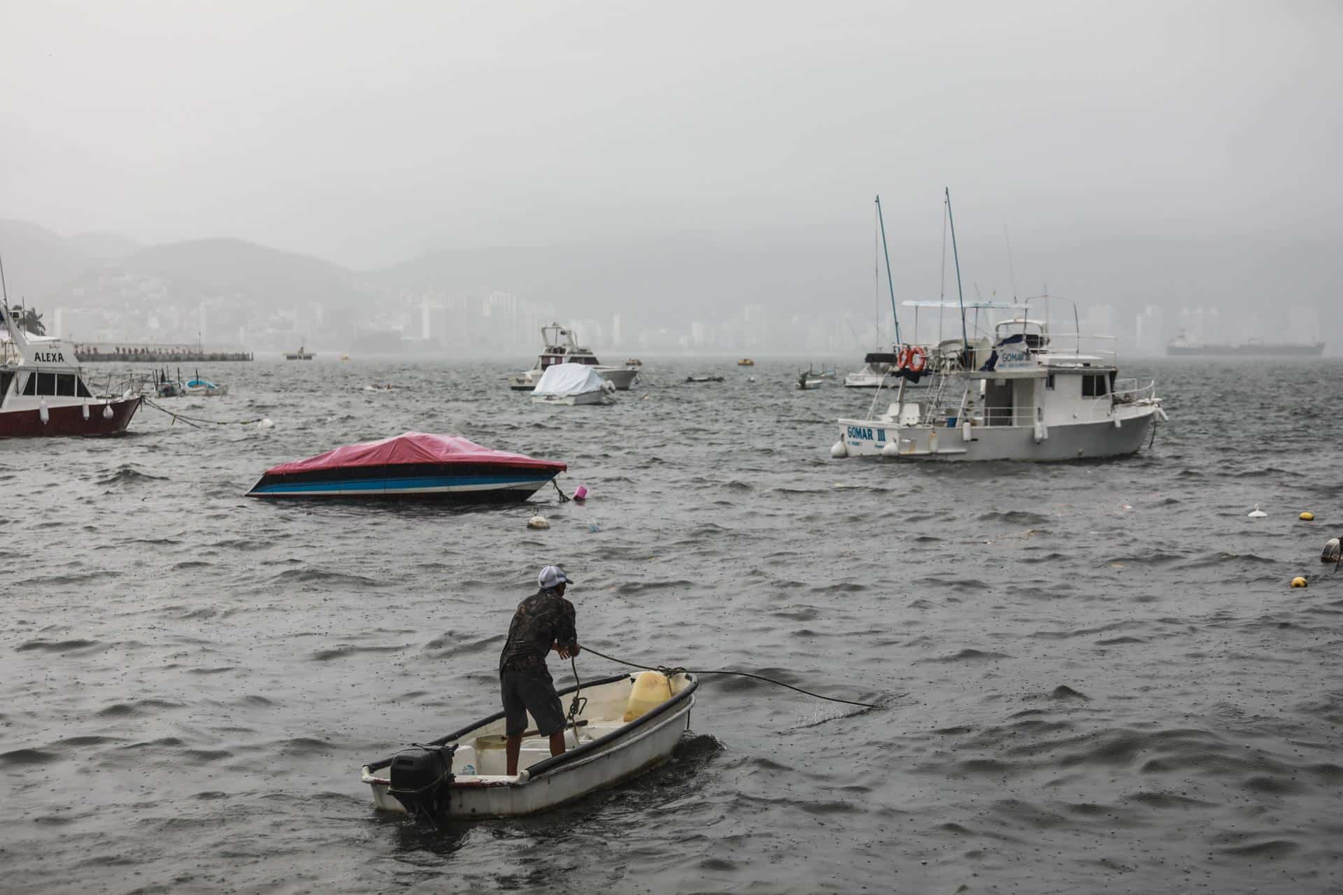 Varios botes y embarcaciones permanecen en el malecón de Acapulco, el cual se encuentra cerrado a la navegación en Acapulco, estado de Guerrero (México). Archivo. EFE/ David Guzmán