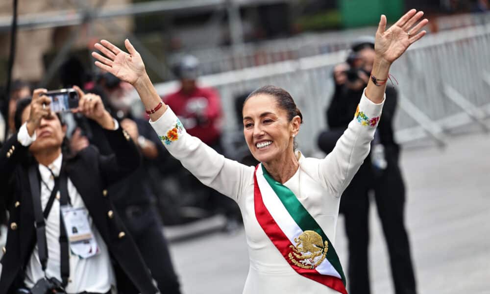 La presidenta de México, Claudia Sheinbaum, saluda a simpatizantes a su llegada a Palacio nacional, este martes en la Ciudad de México (México).  EFE/Sáshenka Gutiérrez