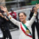 La presidenta de México, Claudia Sheinbaum, saluda a simpatizantes a su llegada a Palacio nacional, este martes en la Ciudad de México (México).  EFE/Sáshenka Gutiérrez