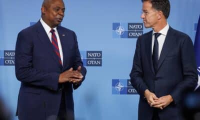 El Secretario de Defensa de Estados Unidos, Lloyd J. Austin III (izq.), y el Secretario General de la OTAN, Mark Rutte, se dirigen a una conferencia de prensa conjunta durante el Consejo de Ministros de Defensa de la Organización del Tratado del Atlántico Norte (OTAN) en la sede de la OTAN en Bruselas, Bélgica, el 17 de octubre de 2024. Los ministros de Defensa aliados se reunirán en Bruselas los días 17 y 18 de octubre de 2024. (Bélgica, Bruselas) EFE/EPA/OLIVIER MATTHYS