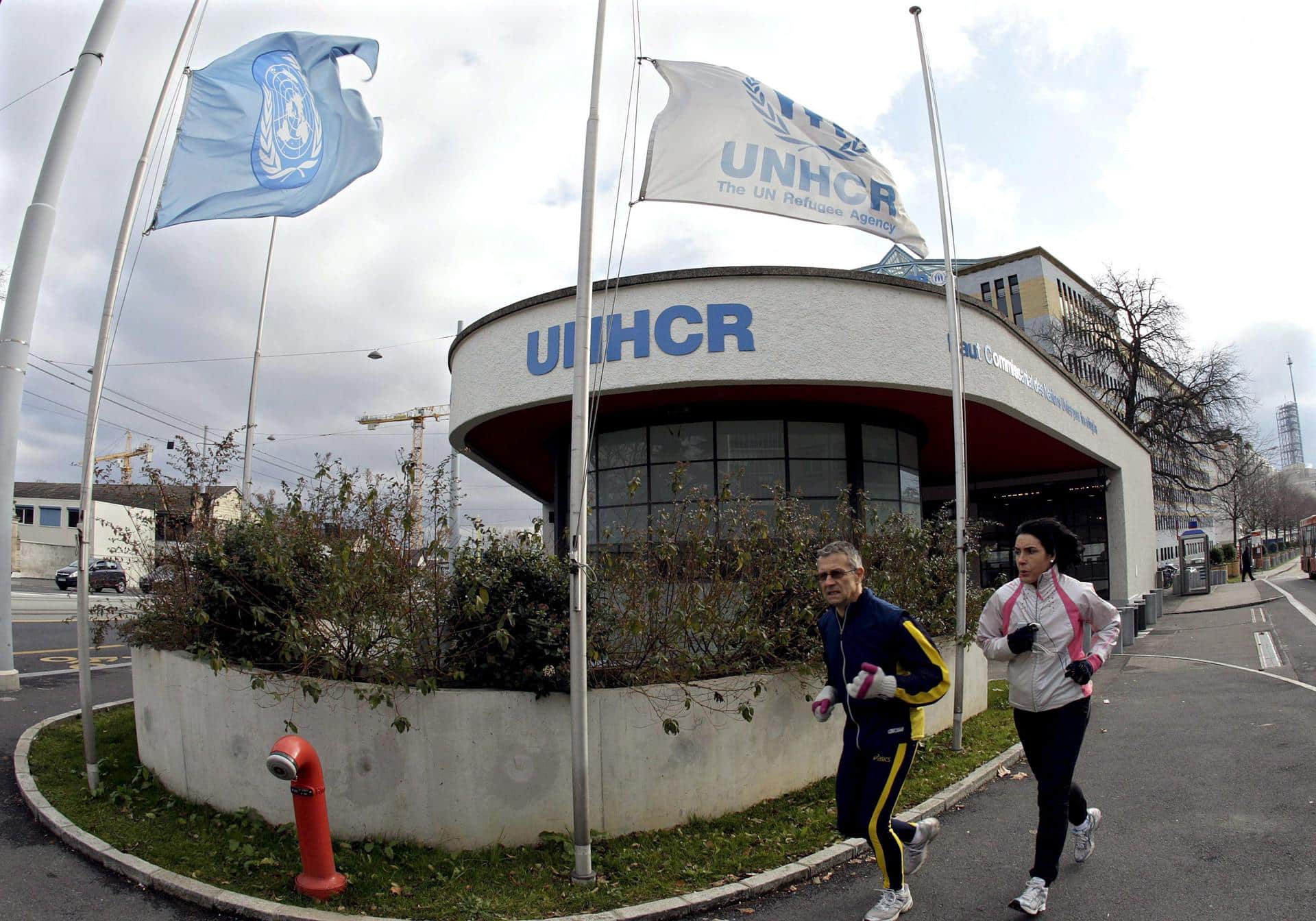 La bandera de Naciones Unidas ondea en el edificio de la Alta Comisaría de la ONU para los Refugiados (ACNUR) en Ginebra, Suiza. EFE/Martial Trezzini