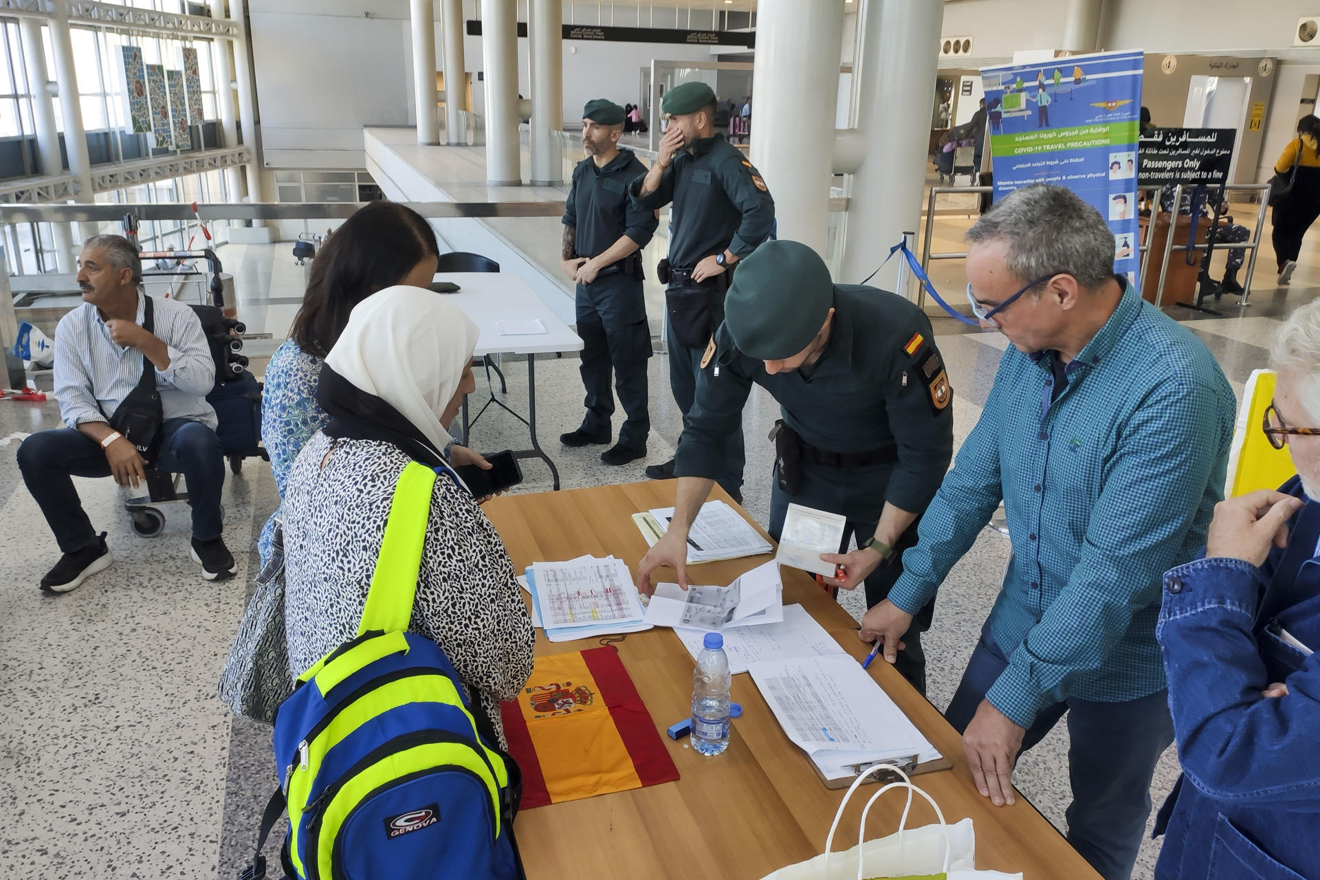 Ciudadanos españoles esperan en el aeropuerto internacional Rafic Hariri de Beirut la llegada del segundo vuelo de evacuación de este jueves. EFE/ Carles Grau Sivera