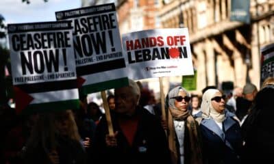 Manifestantes propalestinos portando pancartas marchan hacia Downing Street para conmemorar un año de las operaciones israelíes en la Franja de Gaza y pedir un alto el fuego permanente como parte de un evento organizado por la Campaña de Solidaridad con Palestina en Londres, Gran Bretaña, el 05 de octubre de 2024. 
 EFE/EPA/TOLGA AKMEN