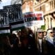 Manifestantes propalestinos portando pancartas marchan hacia Downing Street para conmemorar un año de las operaciones israelíes en la Franja de Gaza y pedir un alto el fuego permanente como parte de un evento organizado por la Campaña de Solidaridad con Palestina en Londres, Gran Bretaña, el 05 de octubre de 2024. 
 EFE/EPA/TOLGA AKMEN