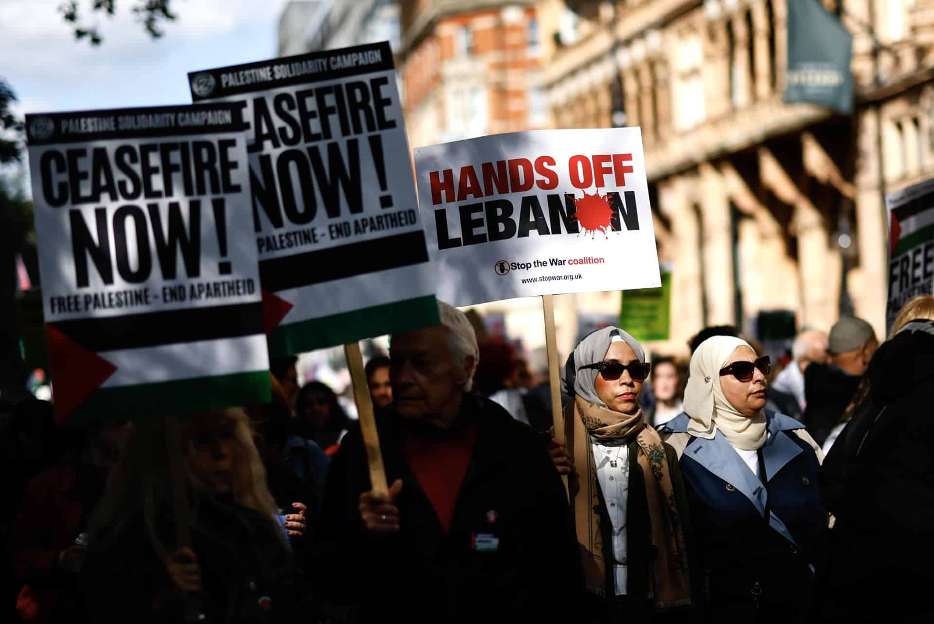 Manifestantes propalestinos portando pancartas marchan hacia Downing Street para conmemorar un año de las operaciones israelíes en la Franja de Gaza y pedir un alto el fuego permanente como parte de un evento organizado por la Campaña de Solidaridad con Palestina en Londres, Gran Bretaña, el 05 de octubre de 2024. 
 EFE/EPA/TOLGA AKMEN