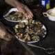 Foto de archivo de una selección de platos al interior de una ruca, la vivienda tradicional mapuche. EFE/Alberto Valdes