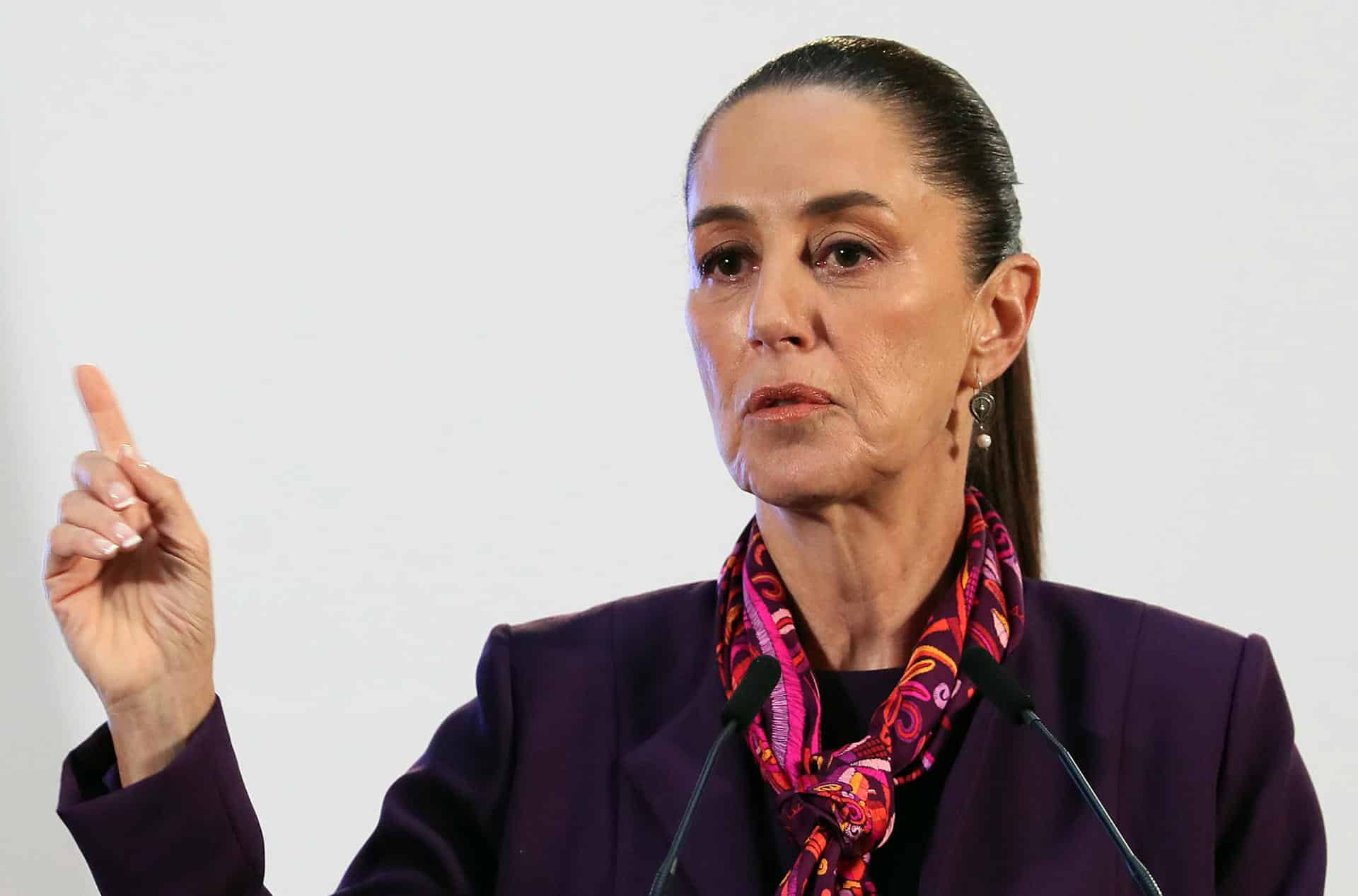 La presidenta de México, Claudia Sheinbaum, habla durante su conferencia de prensa matutina este lunes, en Palacio Nacional de Ciudad de México (México). EFE/Mario Guzmán