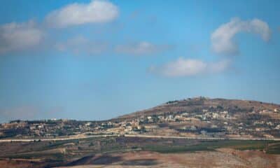 Vista de casas dañadas en la aldea de Odessa, en el sur del Líbano, en la frontera con Israel, vista desde el lado israelí de la frontera, el 15 de octubre de 2024. EFE/EPA/Atef Safadi