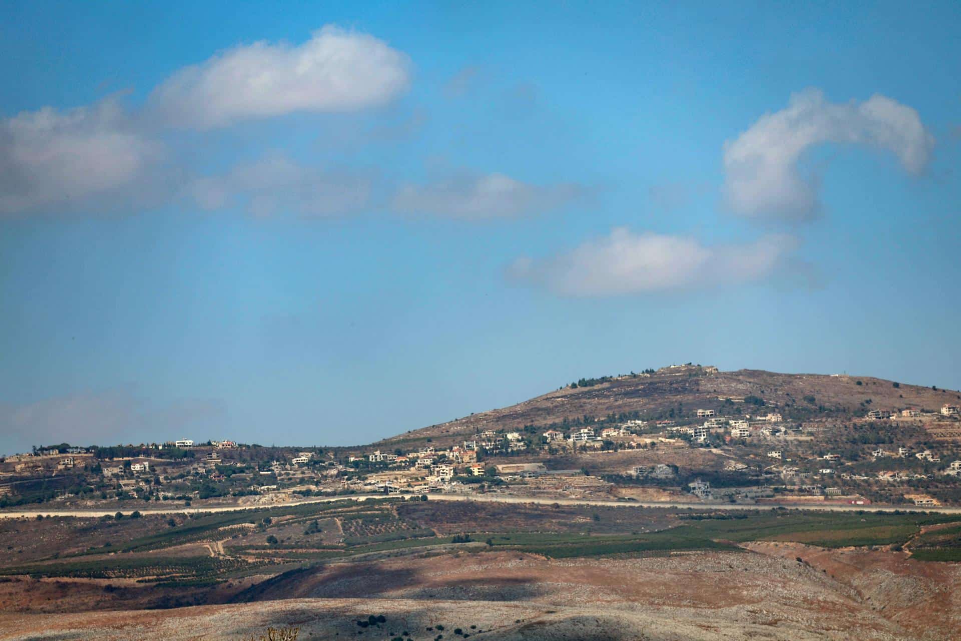 Vista de casas dañadas en la aldea de Odessa, en el sur del Líbano, en la frontera con Israel, vista desde el lado israelí de la frontera, el 15 de octubre de 2024. EFE/EPA/Atef Safadi