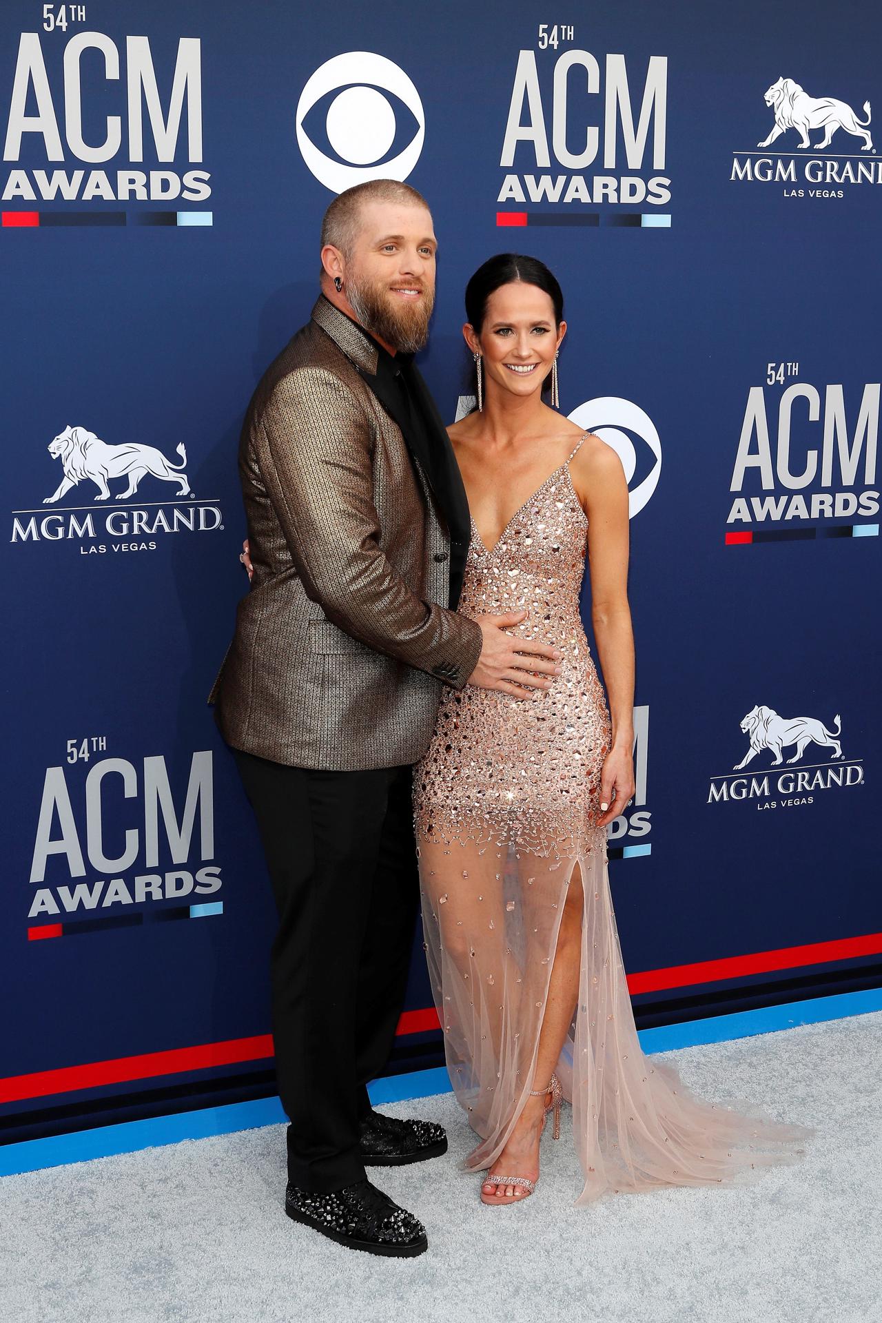 El cantautor estadounidense Brantley Gilbert (izq) y su mujer Amber Cochran posan a su llegada a la 54º ceremonia de entrega de los Premios de la Academia de Música Counrty en el MGM Grandd Garden Arena de Las Vegas (Estados Unidos). Archivo. EFE/ Nina Prommer