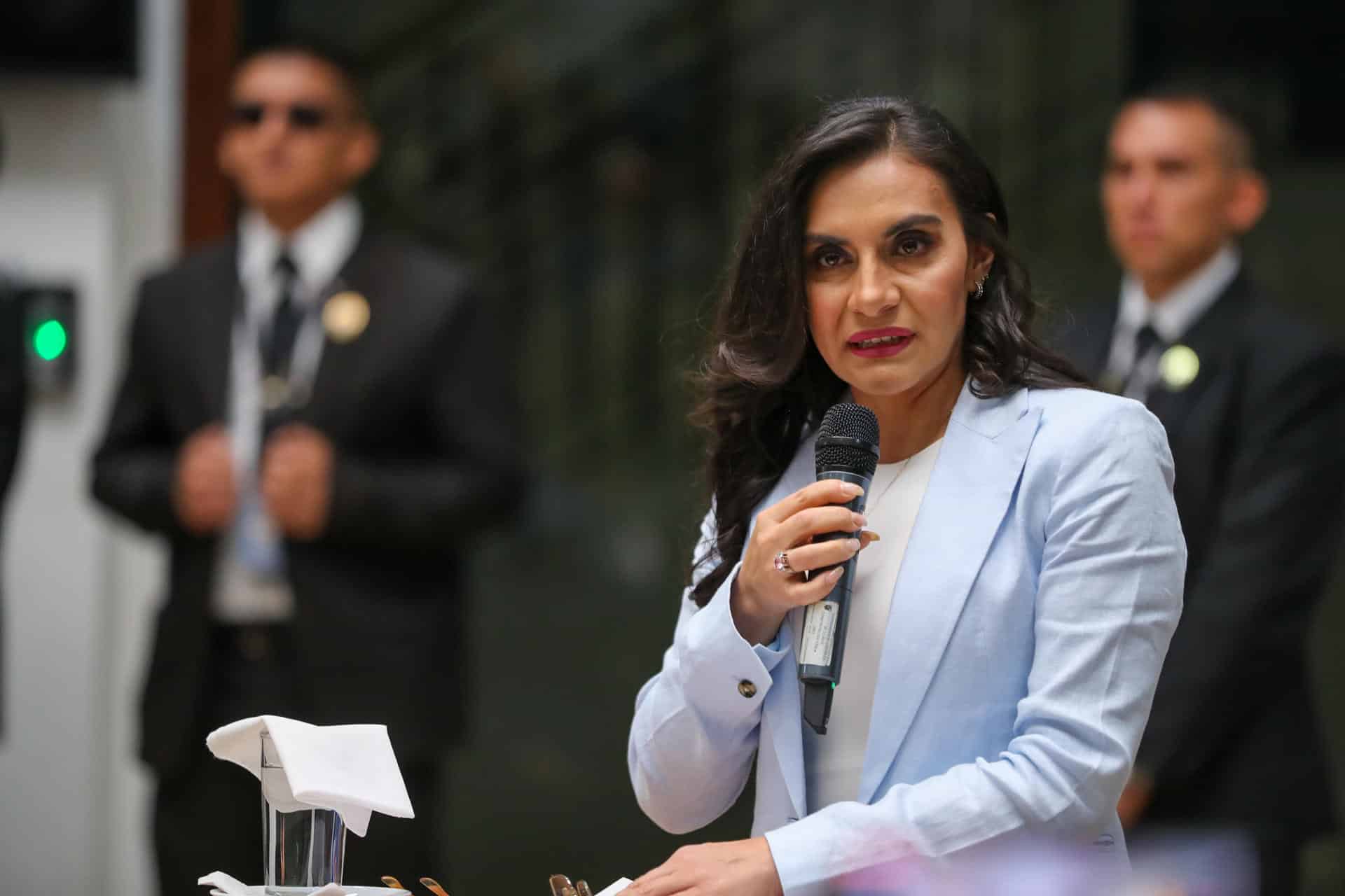 Fotografía de archivo que muestra a la vicepresidenta de Ecuador, Verónica Abad, durante una rueda de prensa, el 28 de noviembre de 2023, en Quito (Ecuador). EFE/ José Jácome