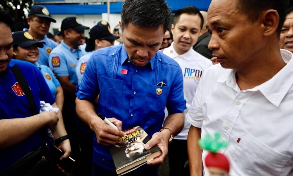 El exboxeador Manny Paquiao acude a formalizar su candidatura a un escaño del Senado durante las elecciones previstas en mayo de 2025.
EFE/EPA/FRANCIS R. MALASIG