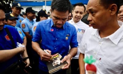 El exboxeador Manny Paquiao acude a formalizar su candidatura a un escaño del Senado durante las elecciones previstas en mayo de 2025.
EFE/EPA/FRANCIS R. MALASIG