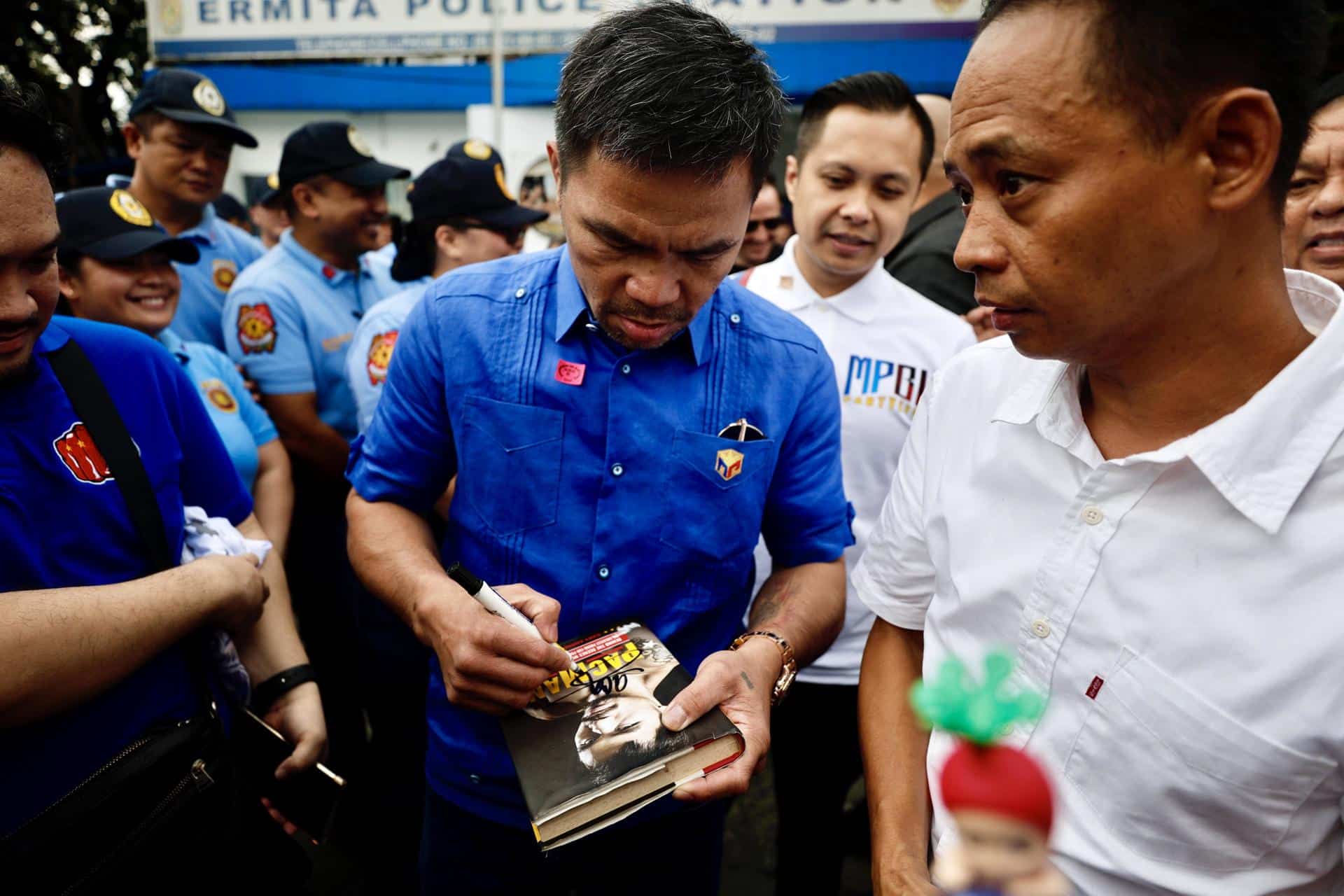 El exboxeador Manny Paquiao acude a formalizar su candidatura a un escaño del Senado durante las elecciones previstas en mayo de 2025.
EFE/EPA/FRANCIS R. MALASIG