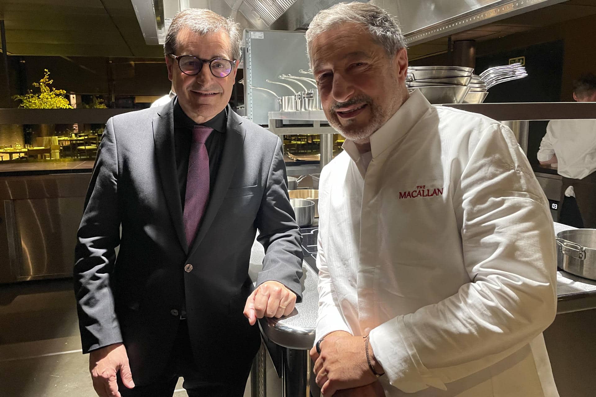 Los hermanos Roca en la cocina de su nuevo restaurante 'TimeSpirit' en Escocia. El Celler de Can Roca abre en la destilería The Macallan su primer restaurante fuera de España, TimeSpirit, una experiencia culinaria que celebra la creatividad, la historia y la naturaleza en un espacio de excelencia gastronómica en Escocia. EFE/ Susana Blaya