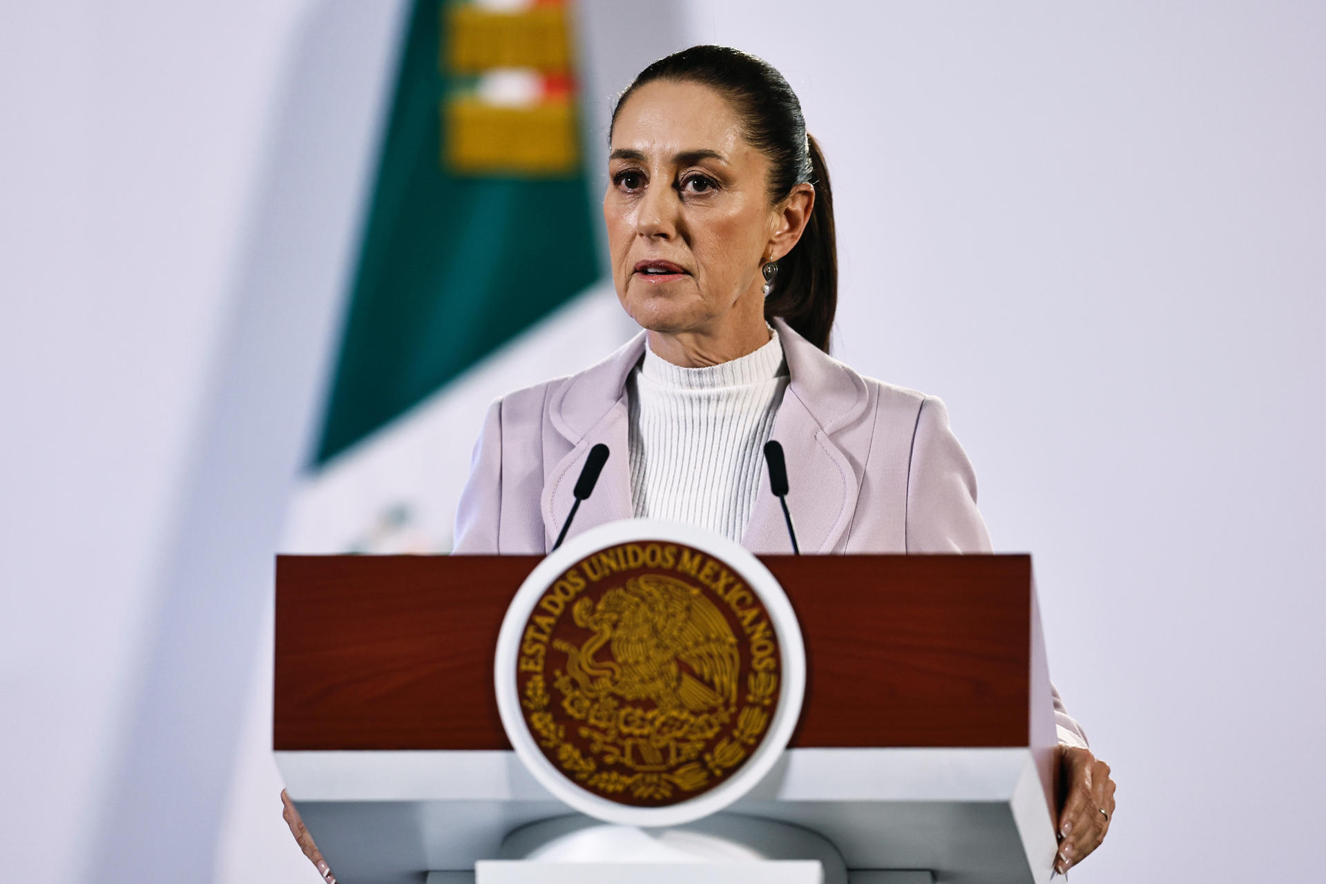 La presidenta de México Claudia Sheinbaum, habla este viernes durante su conferencia de prensa matutina en Palacio Nacional de la Ciudad de México (México). EFE/ Sáshenka Gutiérrez