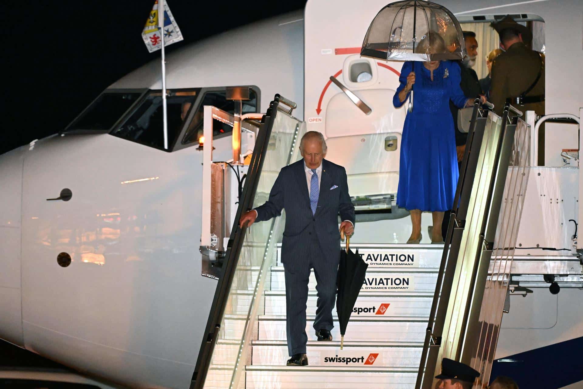 Sydney (Australia), 18/10/2024.- Britain's King Charles III (L) and Queen Camilla arrive at Sydney International Airport in Sydney, Australia, 18 October 2024. King Charles III and Queen Camilla are visiting Australia from 18 to 23 October and will visit Sydney and Canberra. (Reino Unido) EFE/EPA/DEAN LEWINS NO ARCHIVING AUSTRALIA AND NEW ZEALAND OUT