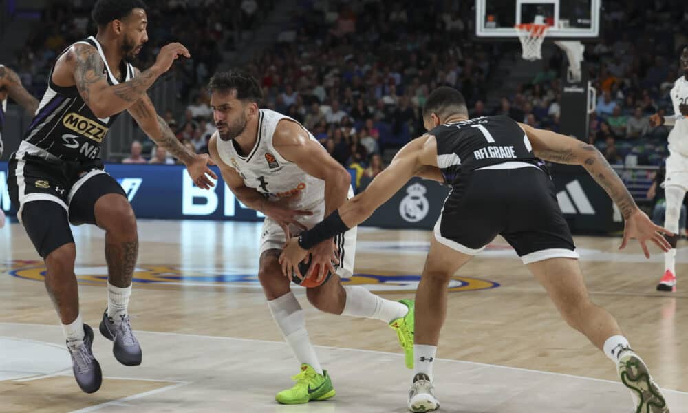 El base del Real Madrid Facundo Campazzo (c) lucha con el escolta danés del Partizan "Iffe" Lundberg (d) durante el encuentro de Euroliga que el argentino pudo jugar gracias a la suspensión cautelar de la sanción que ha confirmado el Comité de Apelación de la competición. EFE/ Kiko Huesca